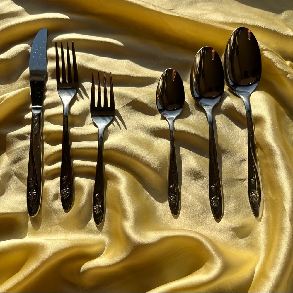 VINTAGE Dead Stock Americana Beauty Rose Flatware Set - New in Box - Picture 6 of 16